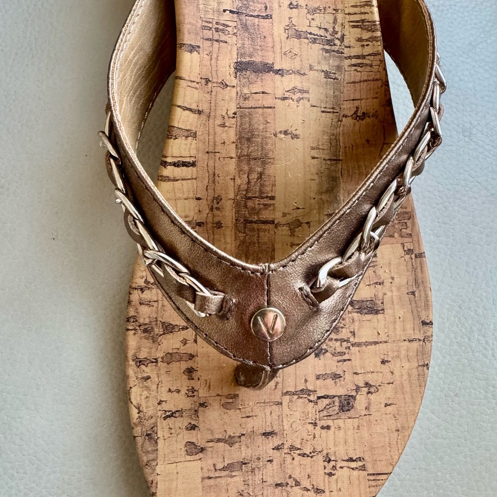 Vionic Gold/Bronze Cork-Look Sandal With Wedge Heel. Gold Chain Detail. 8 M - Picture 2 of 8